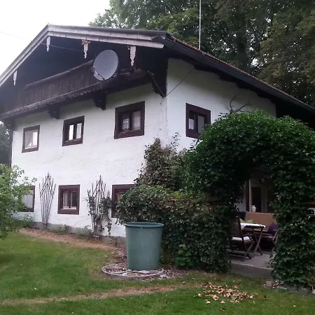 Kraihof, Münchner Straße 234 *