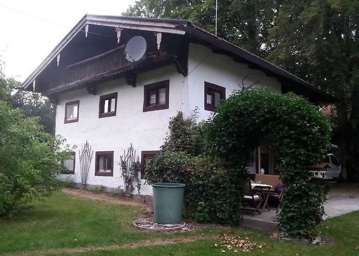 Kraihof, Münchner Straße 234 *